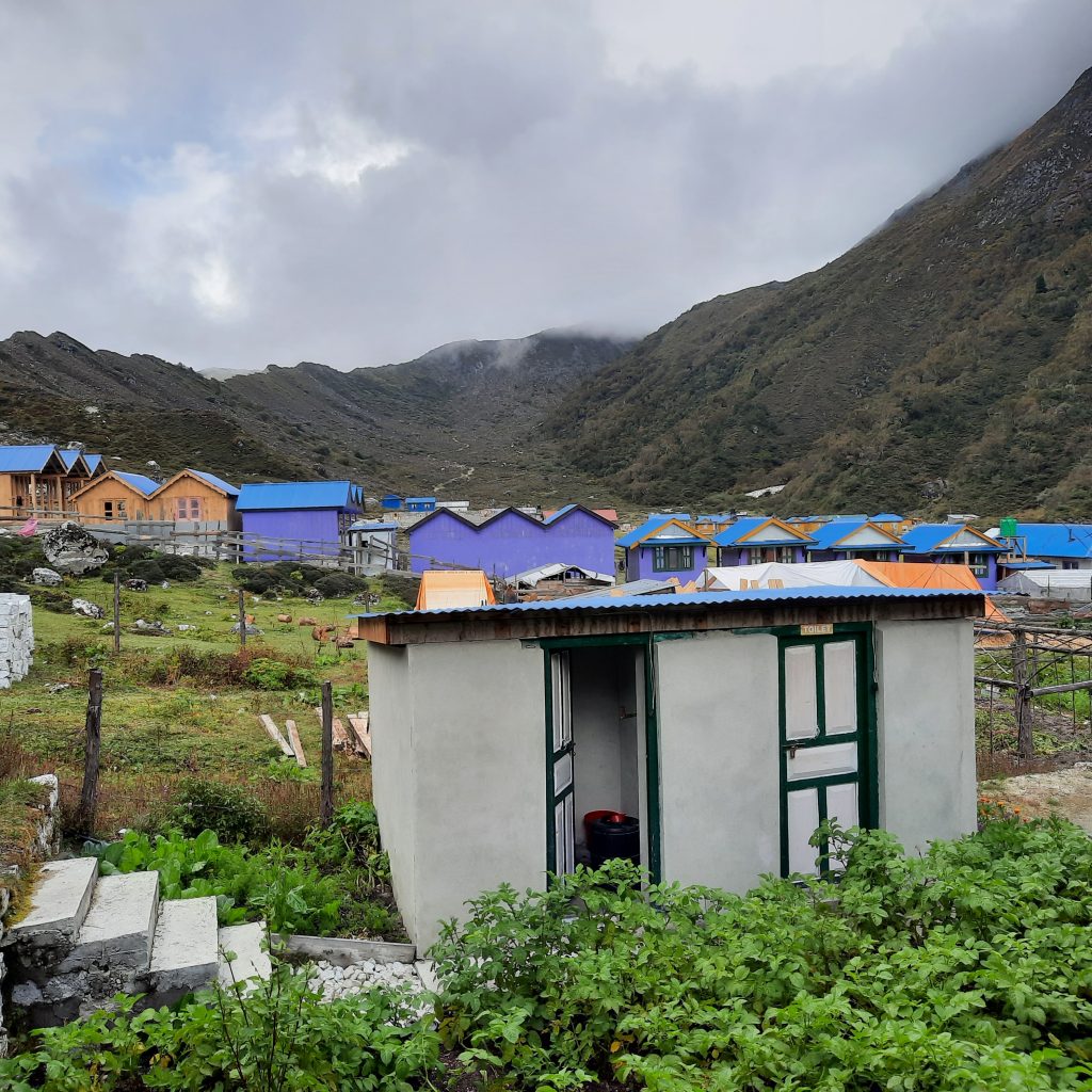 Toilettenhäuschen direkt gegenüber