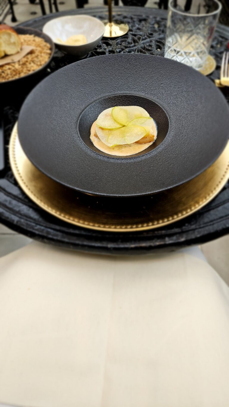 Scallops with thin spiced slices of apple