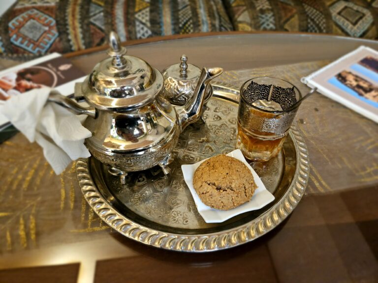Marrekesch - Tee und Sesamkeks zur Begrüßung