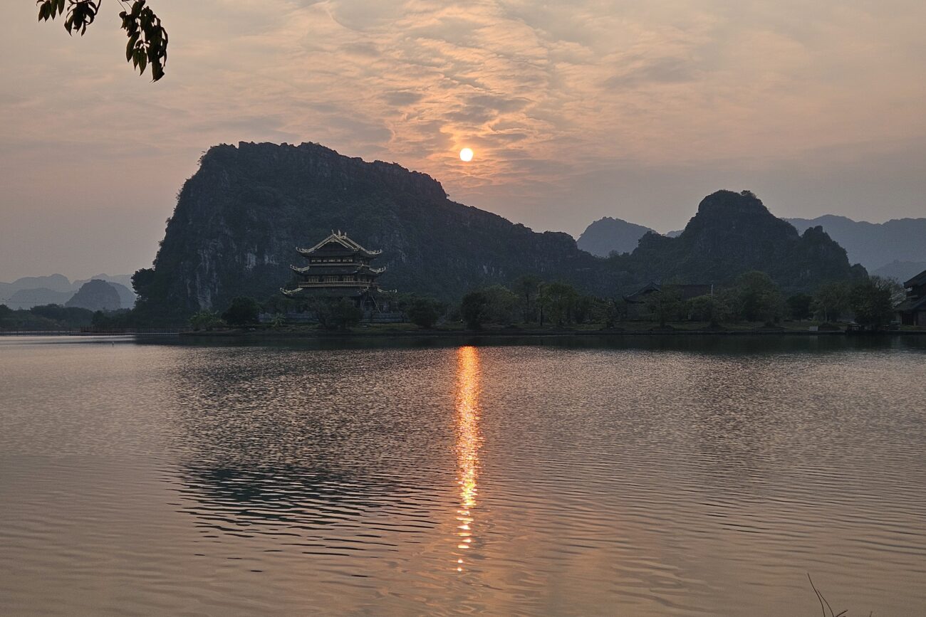 Ninh Binh - Sonnenuntergang am Tempel