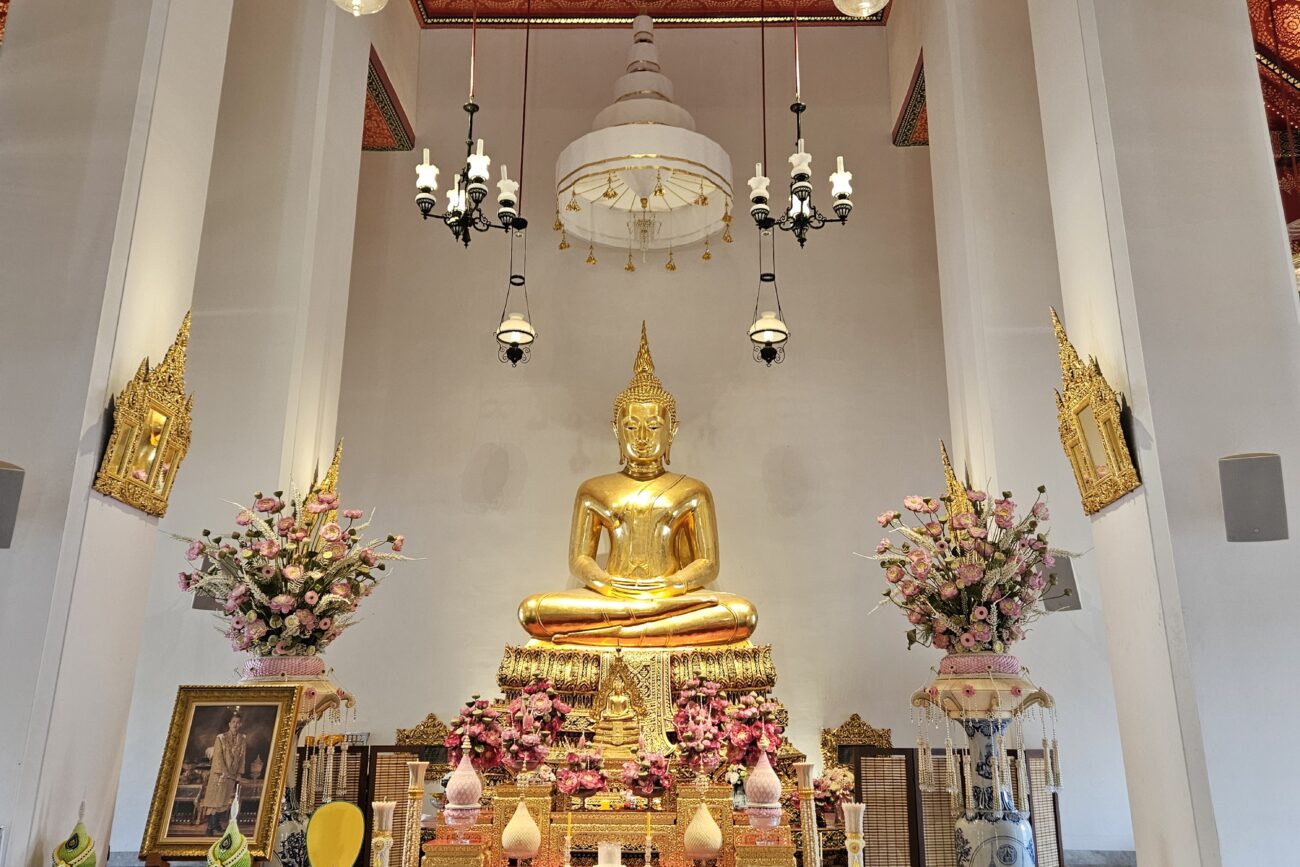 Goldener Buddha im Tempel