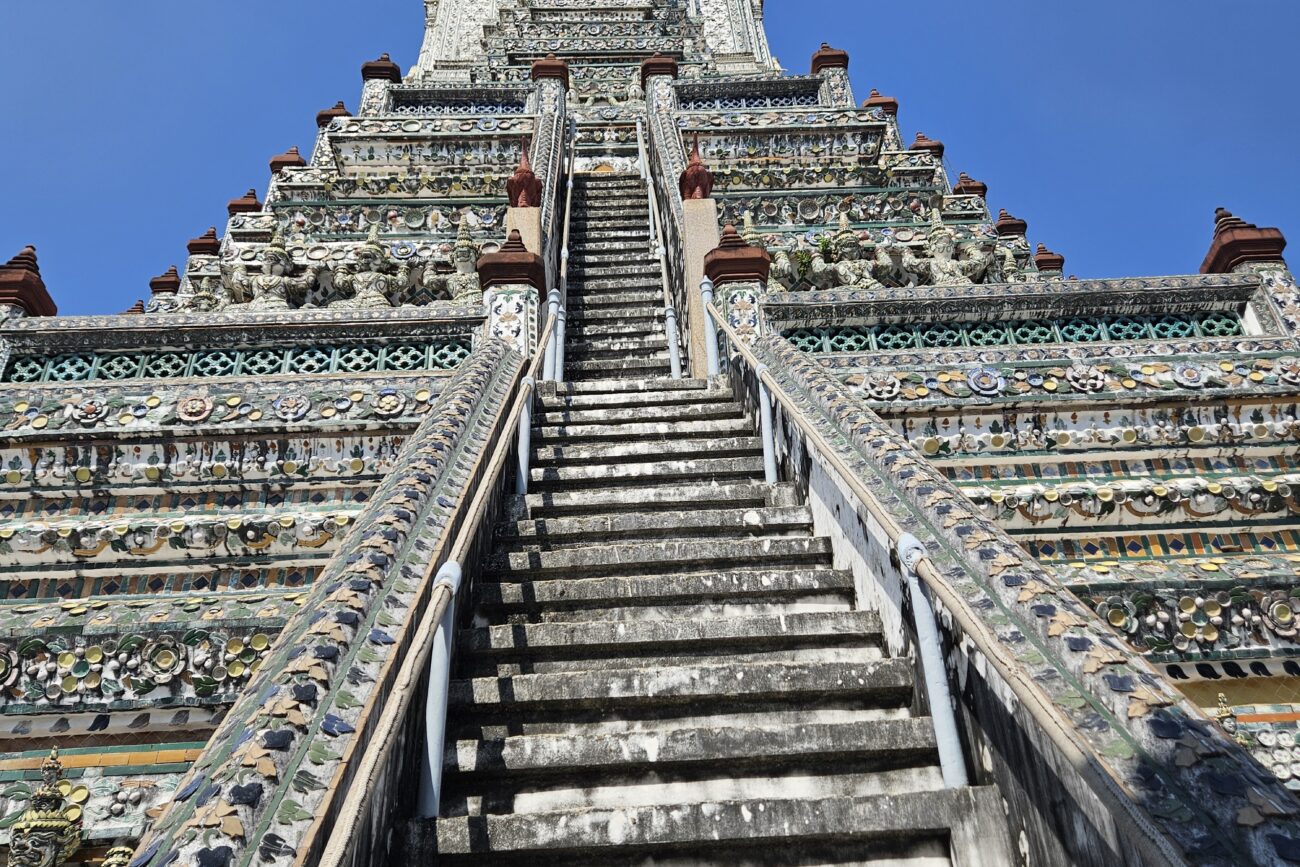 Wat Arun - Steiler Aufstieg